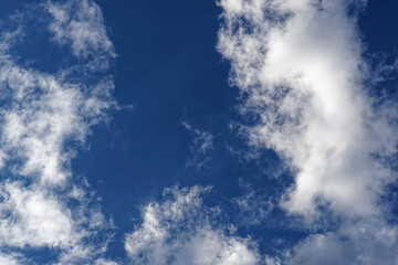 kleine Wolken ziehen über den blauen Himmel