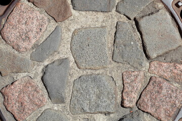 rötliches und graues Kopfsteinpflaster in Kreisform
