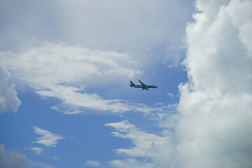 Fototapeta na wymiar 2020年8月、宮古島の空と飛行機。沖縄県、日本。