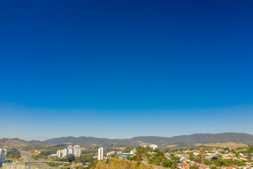 Foto aérea de uma pequena cidade, com céu azul