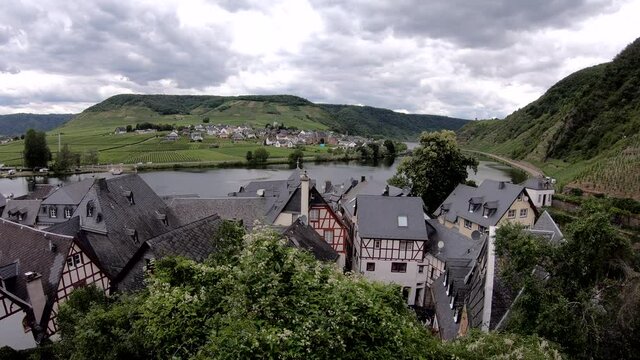 Weinort Beilstein an der Mosel mit Weinbergen, Moseltal