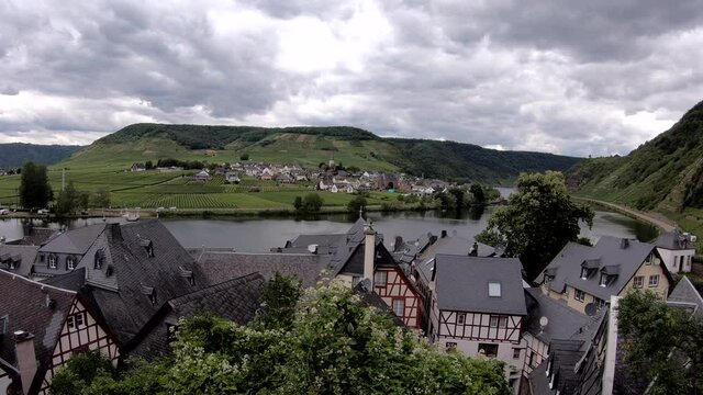 Weinort Beilstein an der Mosel mit Weinbergen, Moseltal