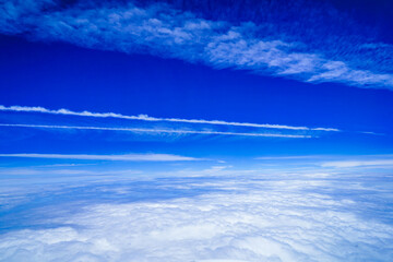 雲上の風景　青空と飛行機雲