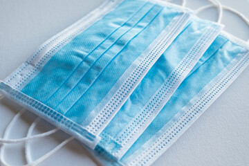 Mascarilla médica facial sobre fondo blanco. Protección contra coronavirus, gripe y otras...