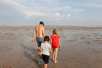 famille sur la plage à marée basse