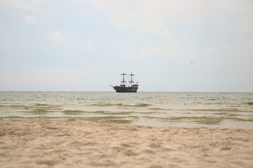 Piratenschiff auf Meer