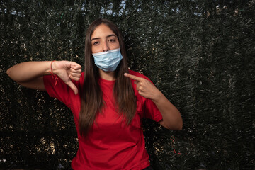 Chica utilizando mal la mascarilla