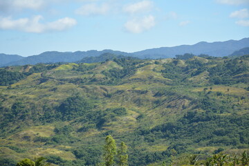 Obraz premium Mountain and trees scenic view during daytime