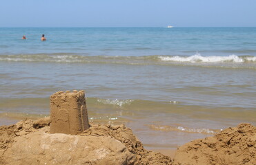 Castello di sabbia al mare in Estate - divertimento e relax