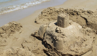 Castello di sabbia al mare in Estate - divertimento e relax