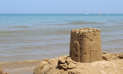 Castello di sabbia al mare in Estate - divertimento e relax