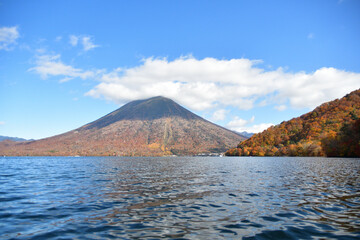 秋に中禅寺湖と男体山