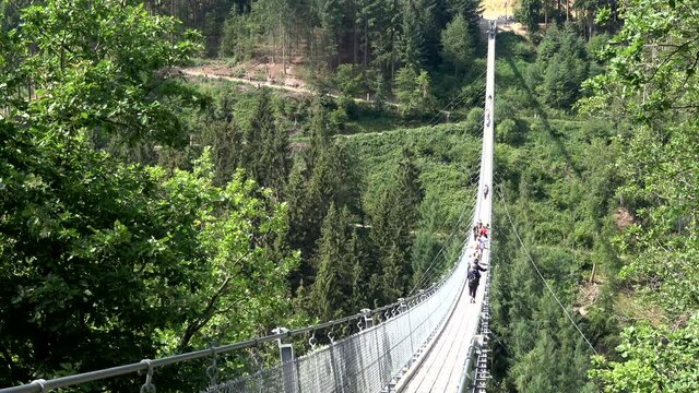 H&auml;ngeseilbr&uuml;cke Geierlay, Menschen laufen &uuml;ber die Br&uuml;cke