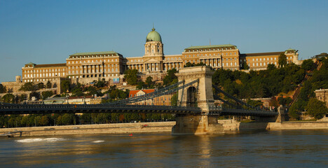 Fototapeta na wymiar Looking accross the Danube river at the Szechenyi Chain Bridge and Buda castle and National museum, Budapest, Humgary