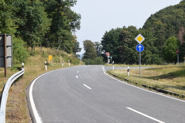 kleine Landstraße unterquert große Bundesstraße
