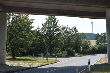 kleine Landstraße unterquert große Bundesstraße