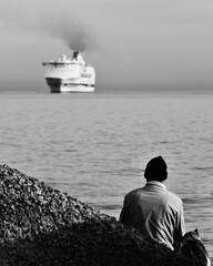 Nave che torna con persona di spalle che attende