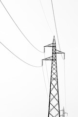 Traliccio elettrico con fili in bianco e nero 