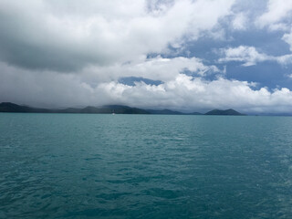Meer mit Regenwolken auf den Whitsunday Islands