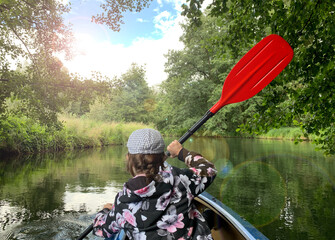 Ein Mädchen paddelt mit einem Kanu im Spreewald in Burg am 12.07.2020.