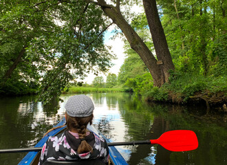 Ein Mädchen paddelt mit einem Kanu im Spreewald in Burg am 12.07.2020.