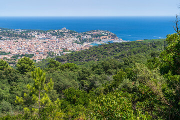 Fototapeta na wymiar Views of the Mediterranean Sea and the city of Sant Feliu dels Guixols from the 
