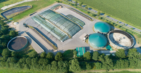 Biogasanlage zur Stromerzeugung und Energiegewinnung bei einem Drohnenflug