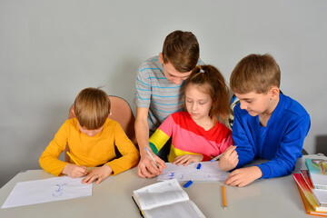 Brothers and sister are doing quarantine homework.