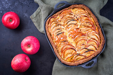 Traditioneller französischer Apfel Tarte angeboten als Draufsicht auf eine gusseiserne Design...