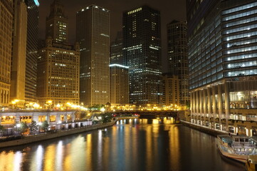 Fototapeta na wymiar Chicago River at night