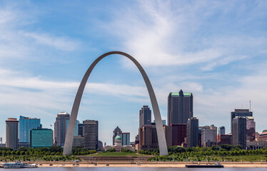 Fototapeta View of St. Louis and the historic Gateway Arch in Missouri, from across the Mississippi River in Malcolm W. Martin Memorial Park, Illinois obraz