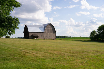 Obraz premium old barn in field