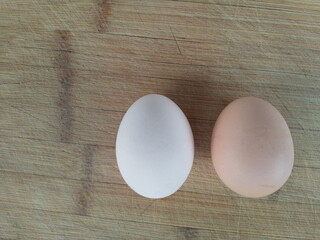 2 jaja różnych kolorów na drewnianej desce