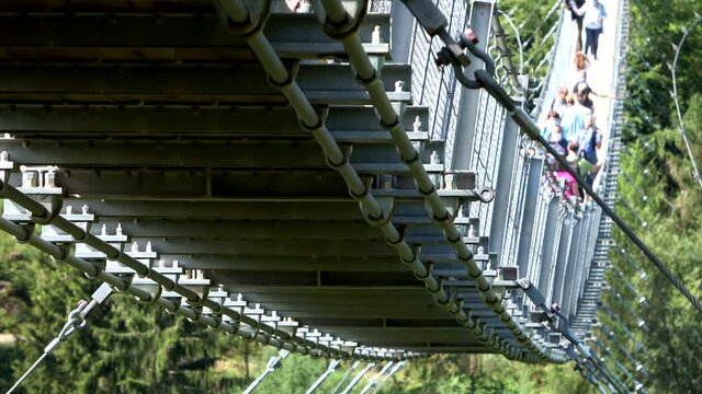 H&auml;ngeseilbr&uuml;cke Geierlay, Menschen laufen &uuml;ber die Br&uuml;cke