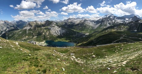 panorama sur l'un des lacs de TIgnes