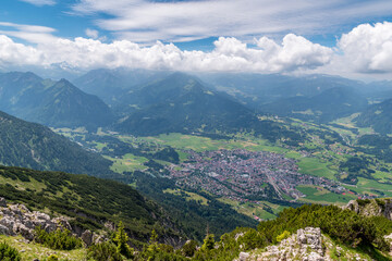 Obraz premium View from the summit of the mountain Rubihorn to the town Oberstdorf down in the valley with the Allgäu mountains in the background.