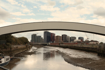 Naklejka premium LONDON ENGLAND 01 AUGUST 2020 view of caning town from river lea Cody Dock London England