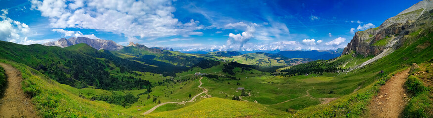 Fototapeta na wymiar Alpe-Di-Siusi panorama at the daylight