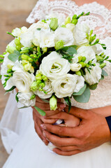 Obraz na płótnie Canvas Young lady holding wedding bouquet