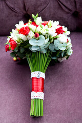 Wedding bouquet layin gon the violet background