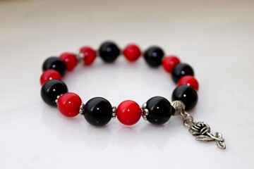 Women's bracelet made of coral and agate