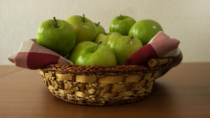 Manzanas rojas y verdes en canasta