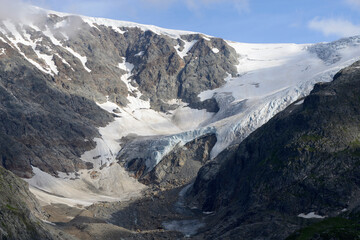 Fototapeta na wymiar glacier en été - randonnée Suisse