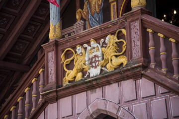 Obraz premium Closeup of lion sculpture on the stairs of the ancient city hall facade in Mulhouse - France