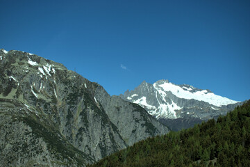 Fototapeta na wymiar Bergpanorama am Oberalppass in der Schweiz 21.5.2020