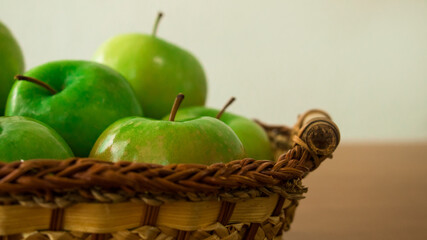 Manzanas rojas y verdes en canasta
