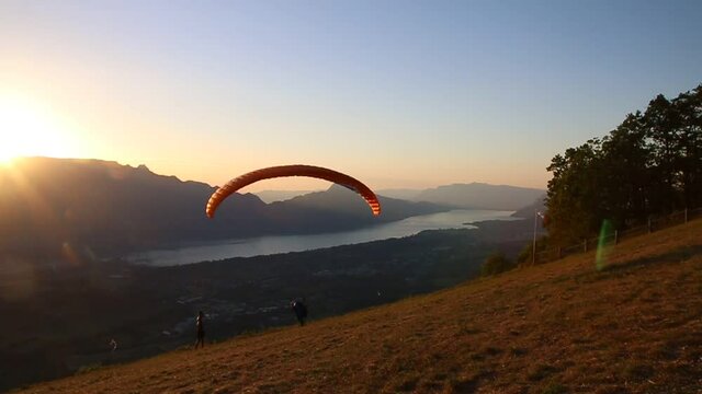D&eacute;colage en parapente &agrave; Pragondran, face au Lac du Bourget