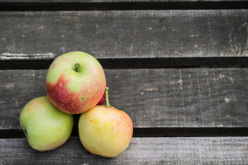 photo of apples on top that lie on a wooden table