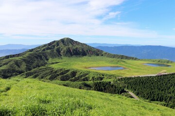 Fototapeta premium 阿蘇 烏帽子岳と草千里の風景