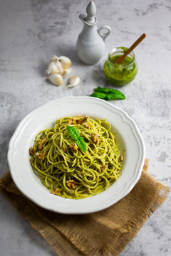 Spaghetti with pesto, walnut, basil and&Ocirc;&oslash;&Omega;chilli&Ocirc;&oslash;&Omega;and&Ocirc;&oslash;&Omega;grana&Ocirc;&oslash;&Omega;cheese